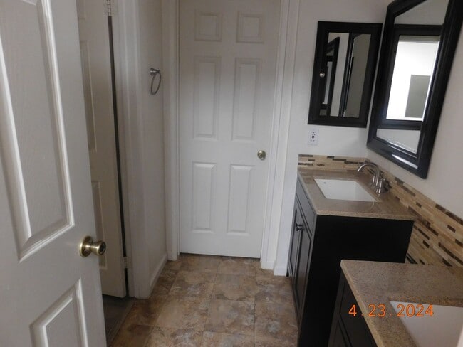 Building Photo - 400 Tepatitlan Ct