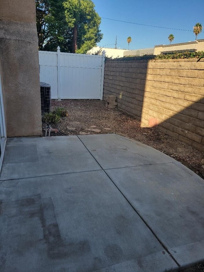 Building Photo - BEAUTIFUL SPACIOUS TOWNHOUSE IN GREAT LOCATION