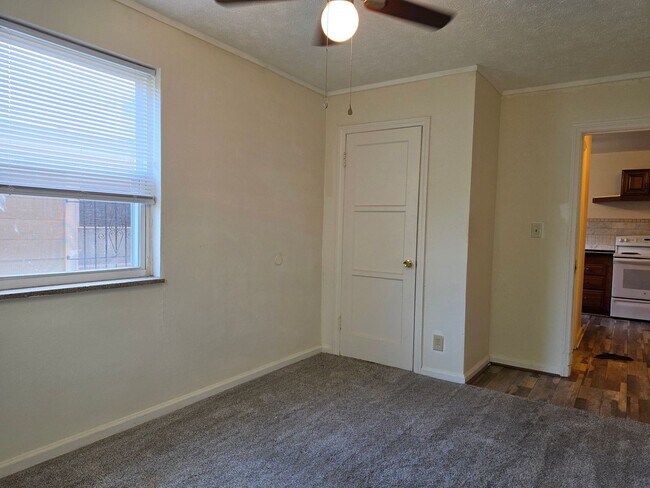 Building Photo - 433 Sandhurst Dr