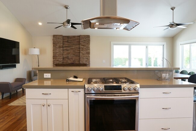 Building Photo - 45945 Verba Santa Dr