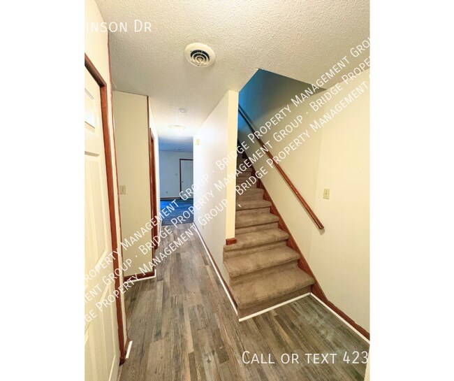 Building Photo - 6929 Robinson Dr