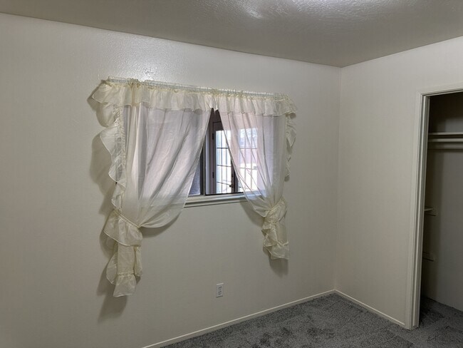 Building Photo - Welcome to Woodside Drive! Opportunity awa...