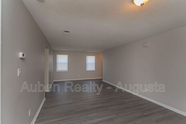 Building Photo - 1546 Hamilton Dr
