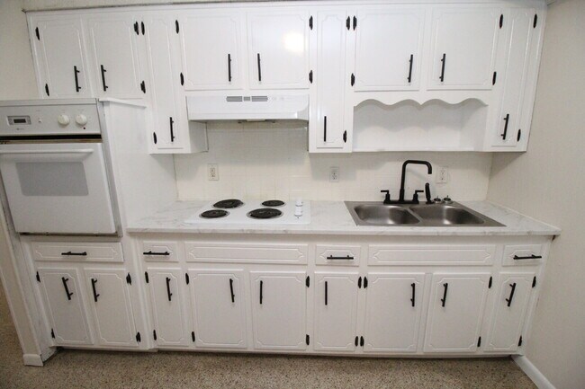 Building Photo - Private 2BR/1BA Duplex with Washer/Dryer H...