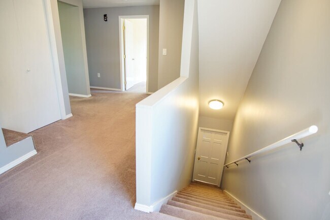 Building Photo - Delightful Rare Gem in SE Portland with Modern Amenities!