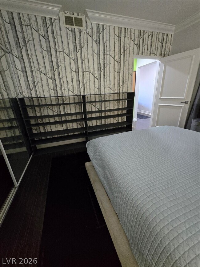 Building Photo - 220 E Flamingo Rd