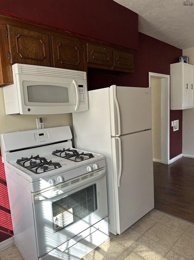 Building Photo - 2002 Jones St