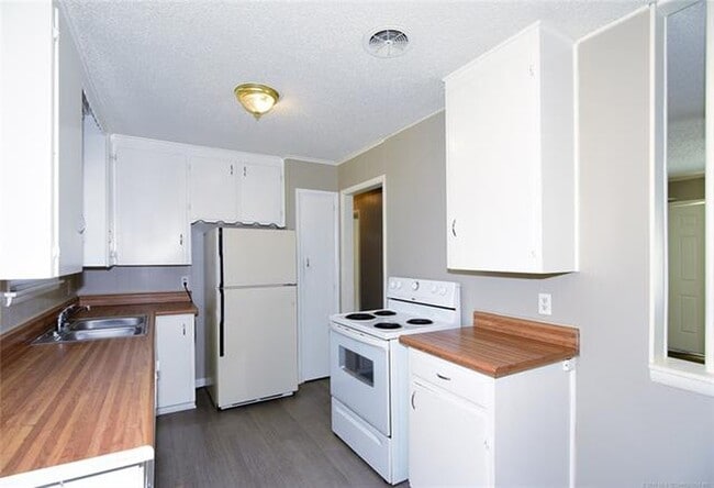 Building Photo - Remodeled 3 Bedroom House