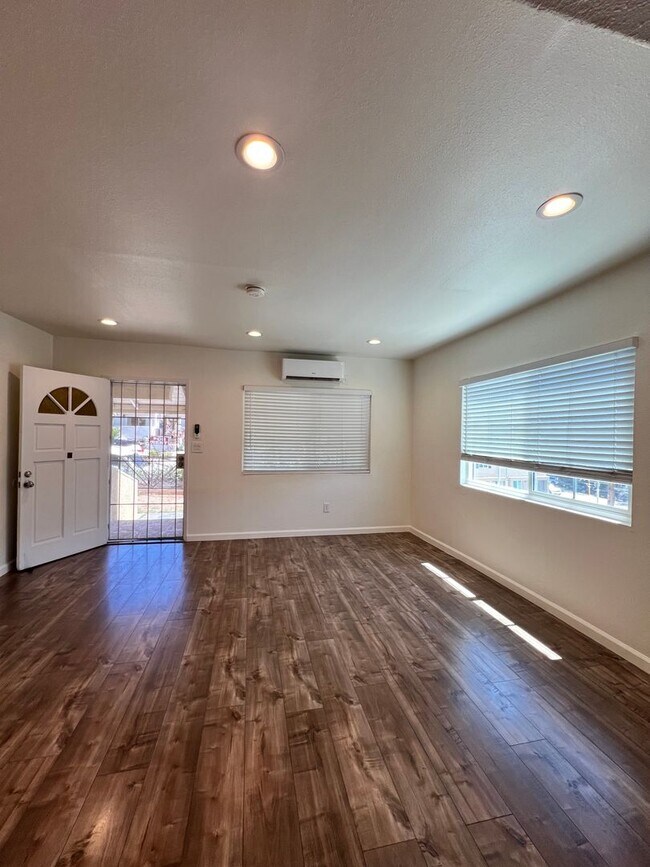 Building Photo - 711 Maltman Ave