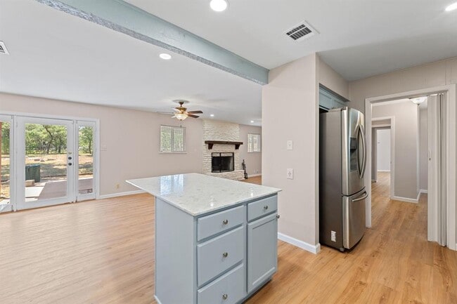 Building Photo - 6010 Oakclaire Dr