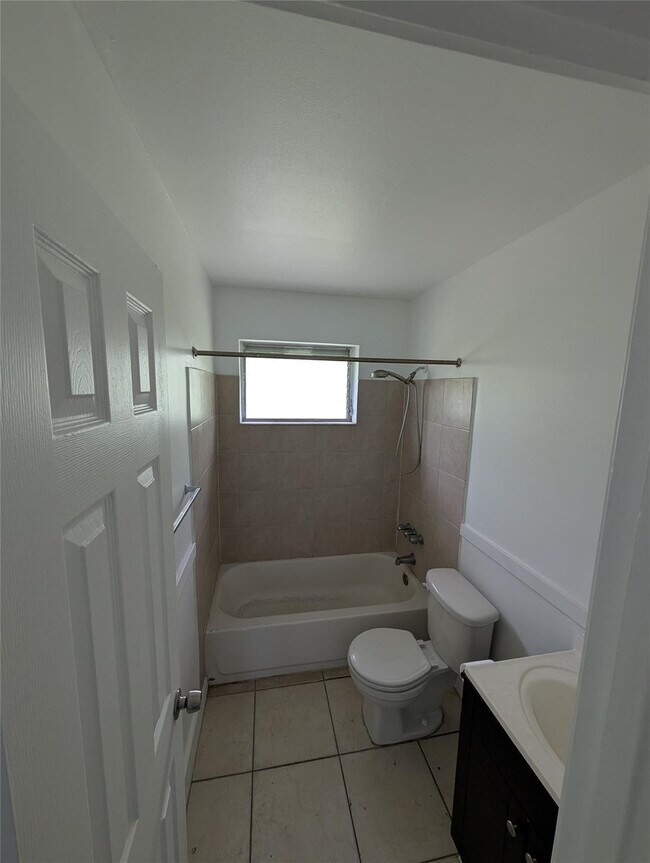 Building Photo - 751 NE 83rd Terrace