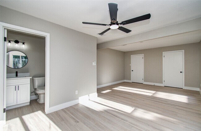 Building Photo - 7918 Bayside Dr