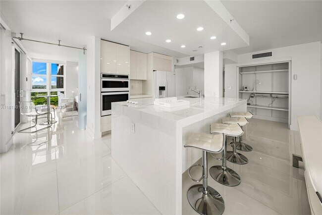 Building Photo - 2555 Collins Ave