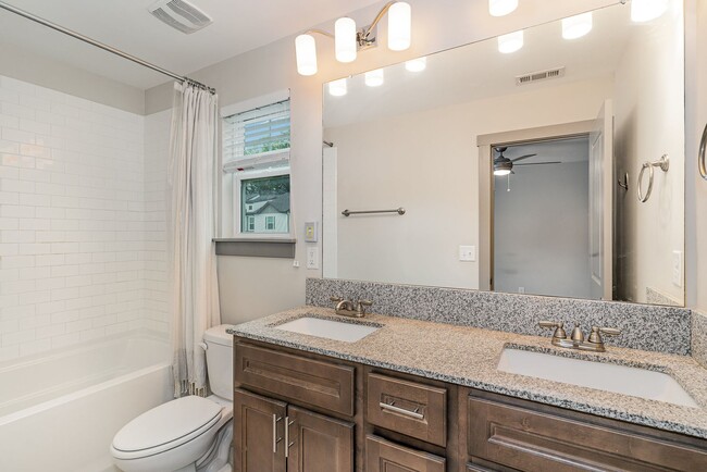 Building Photo - 2 Bed 2.5 bath Bellevue townhome 1,152 SqFt