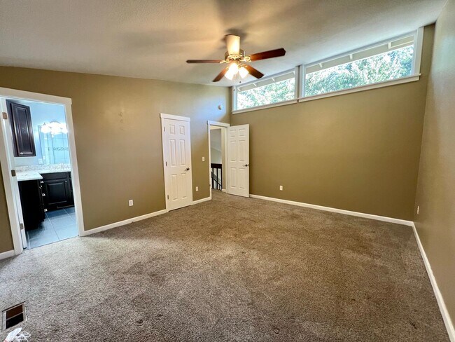 Building Photo - Charming 3-Bed, 3-Bath Home with Bonus Roo...