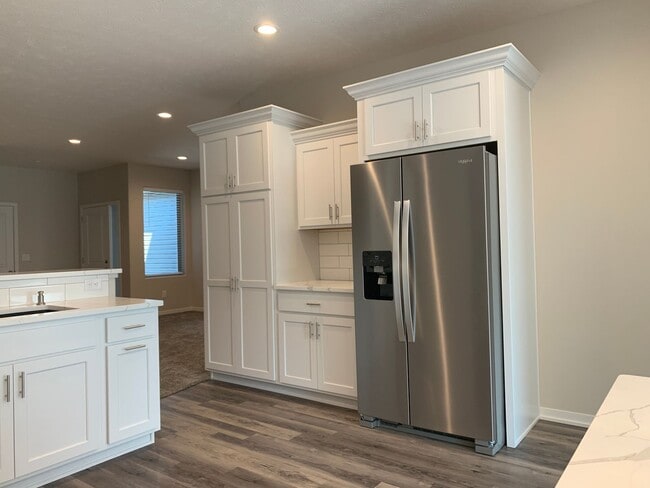 Building Photo - Zero entry ranch townhome with 2 stall garage. Laundry on main level, 2 bedrooms/2.5 bath in SE L...