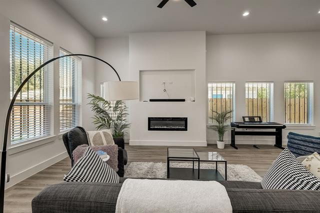 Building Photo - 2618 Carpenter Ave