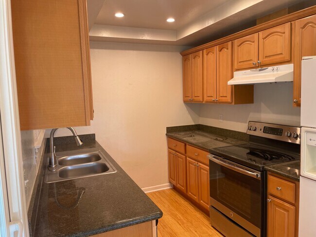 Building Photo - 1584 Mendenhall Dr
