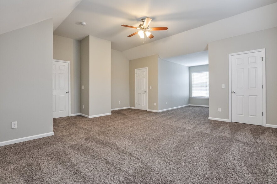 Building Photo - 504 Pyracantha Dr