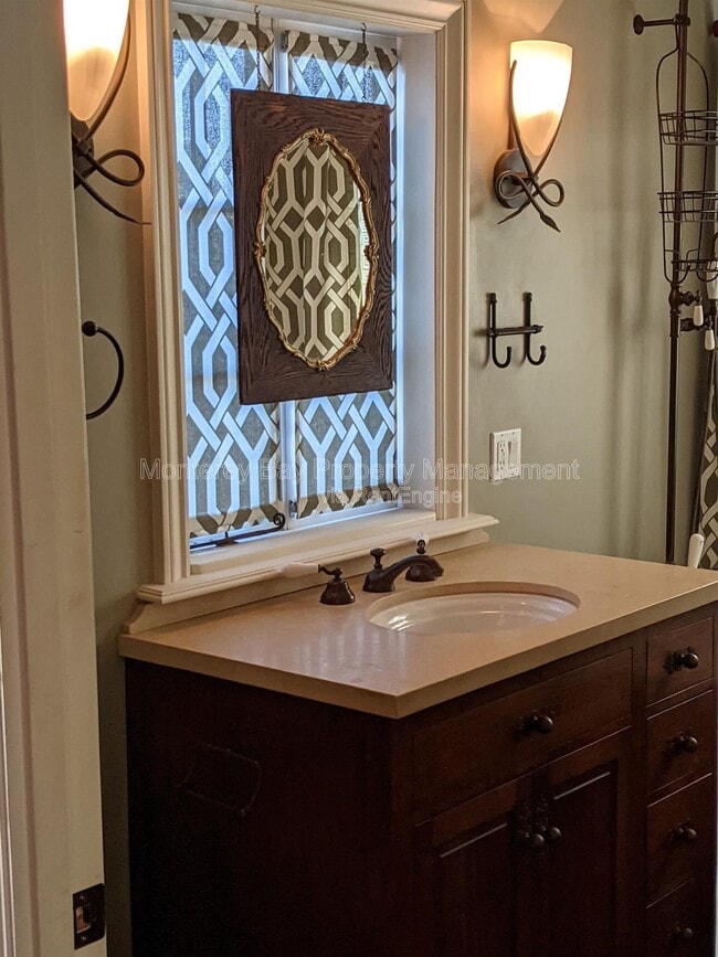 Building Photo - 515 Dickman Ave