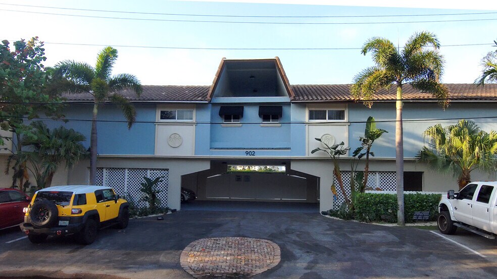 Primary Photo - 902 Palm Ave E