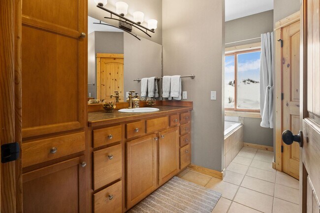 Building Photo - Spacious 6-bedroom, 4.5-bathroom home is i...