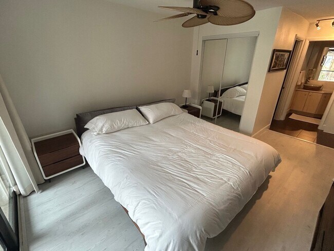 Building Photo - 1 Bedroom 1 Bath Condo Sandy Cove II Short...