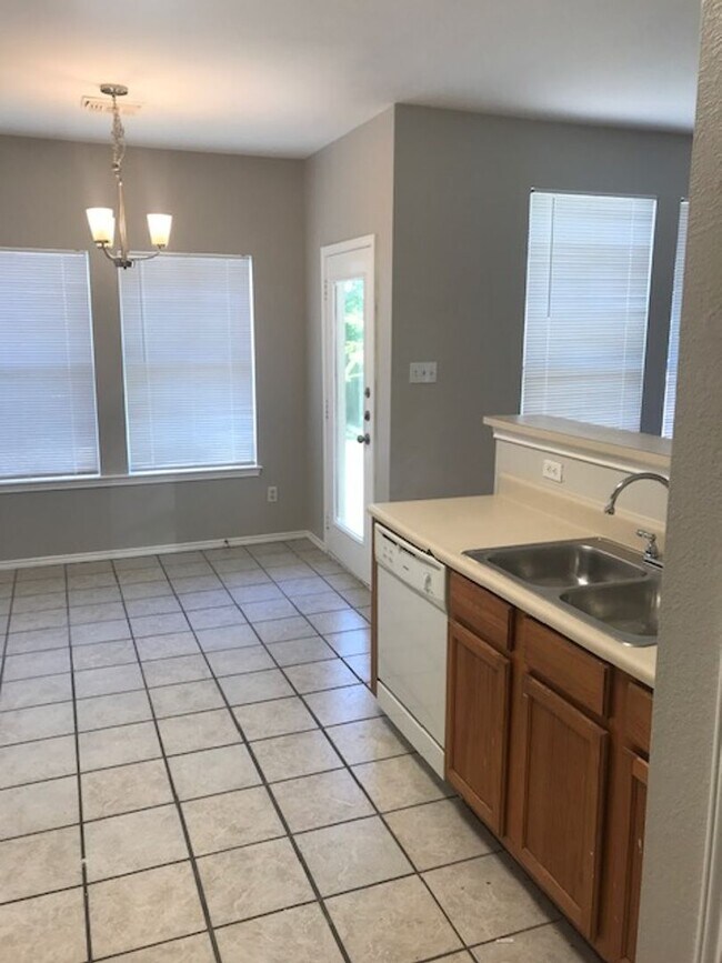 Building Photo - Wonderful 3 bedroom 2 bath Duplex
