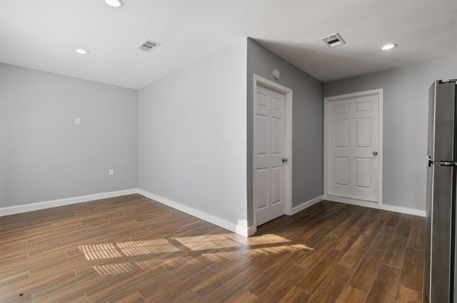 Building Photo - 8814 Pine Forest Dr
