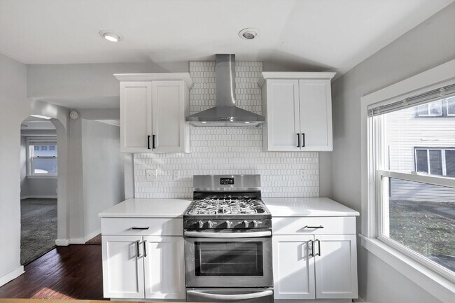 Building Photo - Elegant College Avenue Residence in a Prime Columbus Location