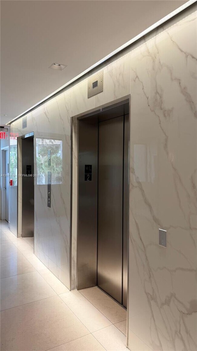 Building Photo - 540 Brickell Key Dr
