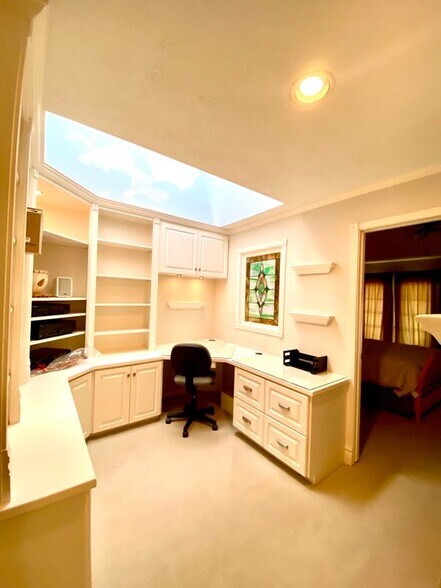 Building Photo - 7350 Kirby Dr