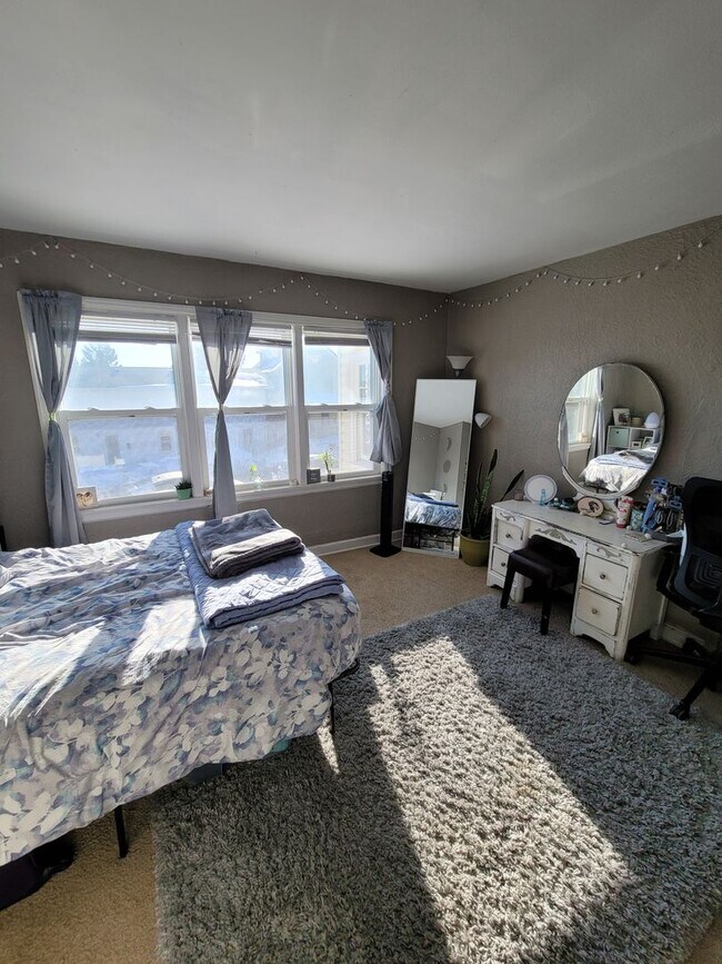 Building Photo - 731 E 7th St