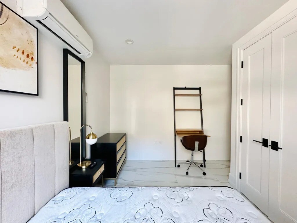 Building Photo - Furnished room/NOT APARTMENT