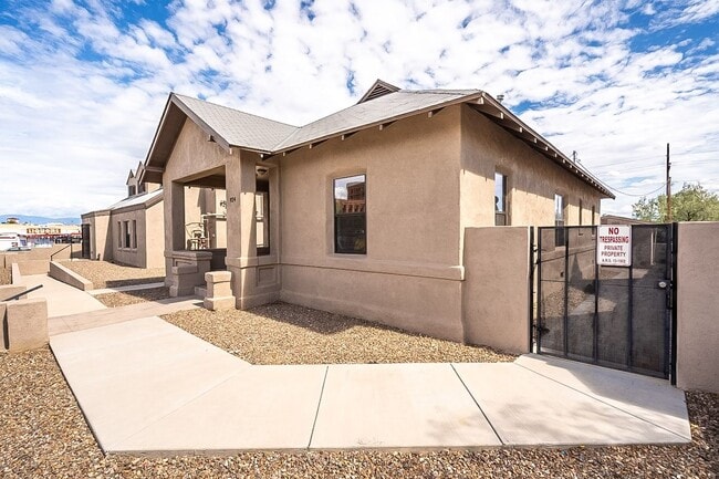 Building Photo - 928 E 6th St