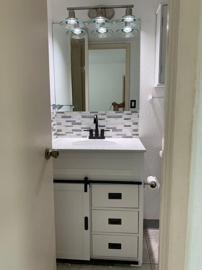 Building Photo - Central location 1 bedroom/1 bathroom with ocean view