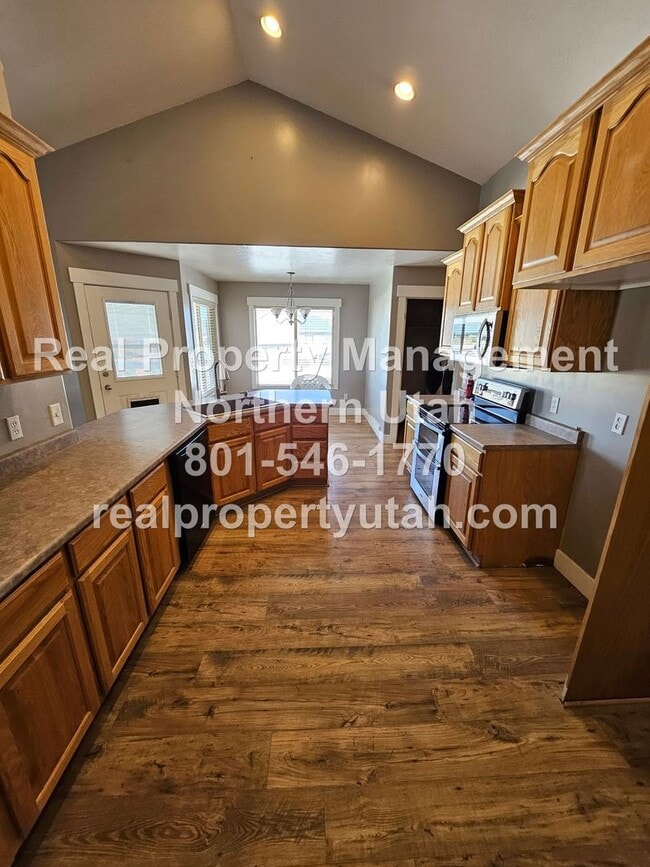 Building Photo - Stunning 7 Bedroom Home in West Point Avai...