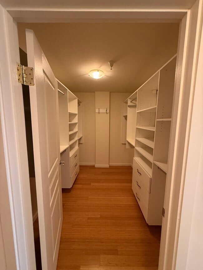 Building Photo - Beautiful Spacious 2 Bedroom/2 Bath Condo