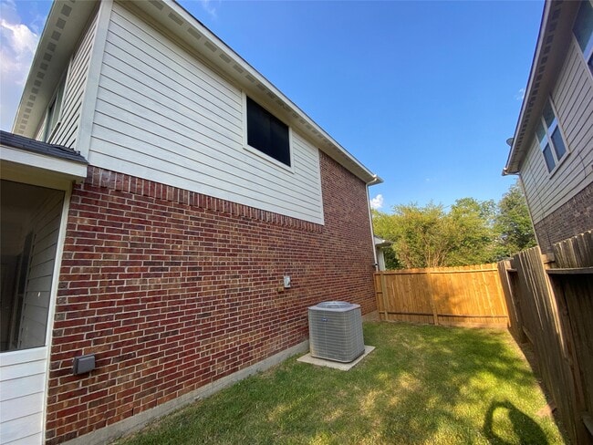 Building Photo - 4903 Summer Ridge Dr