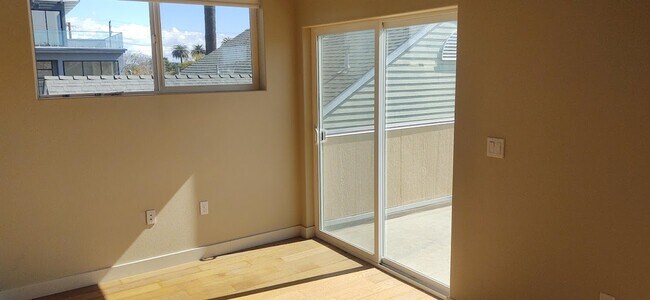 3rd flr living room area - 1177 Nelrose Ave