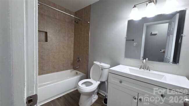 Building Photo - 2900 Edsel Pl