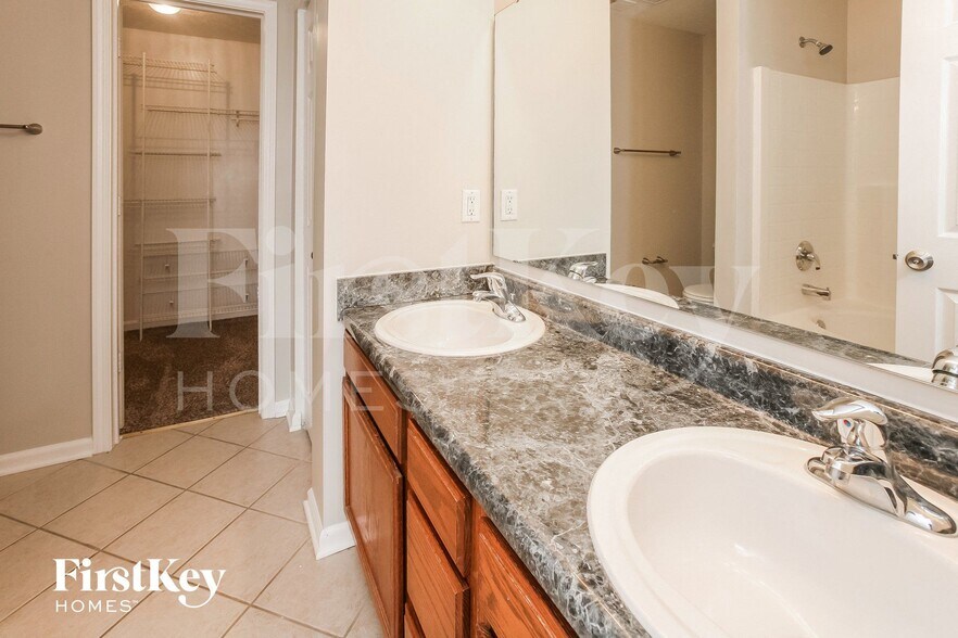 Building Photo - 7044 N Mesquite Ct