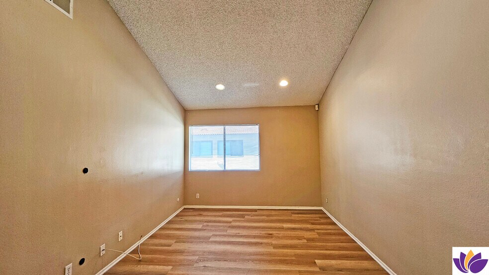 Building Photo - 5800 Owensmouth Ave