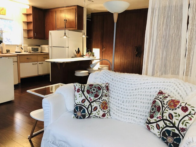 Building Photo - 4136 Beach Dr SW