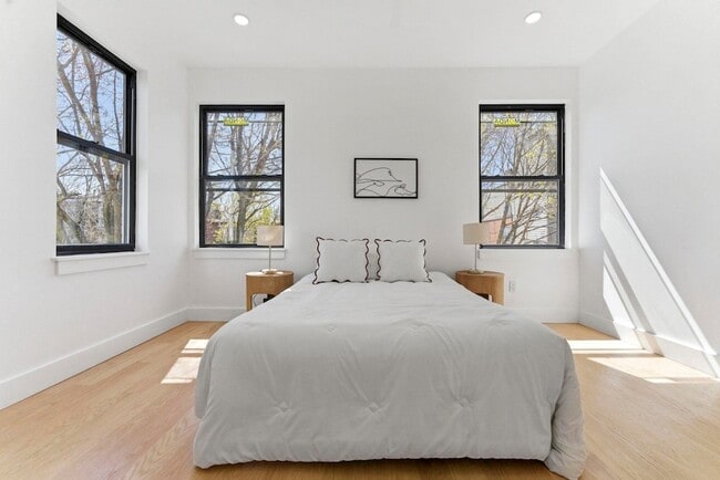 Building Photo - 113 Oak St