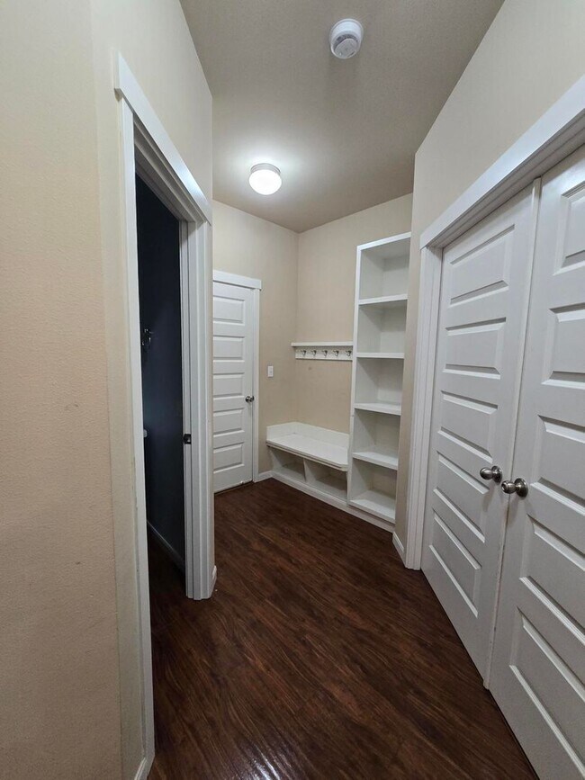 Building Photo - 4 Bedroom, 3 Bathroom House!