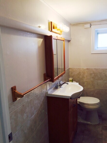 Bathroom view. - 12 Stockton Avenue