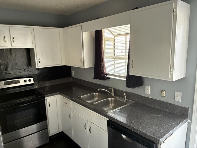 Building Photo - 111 E 1st St