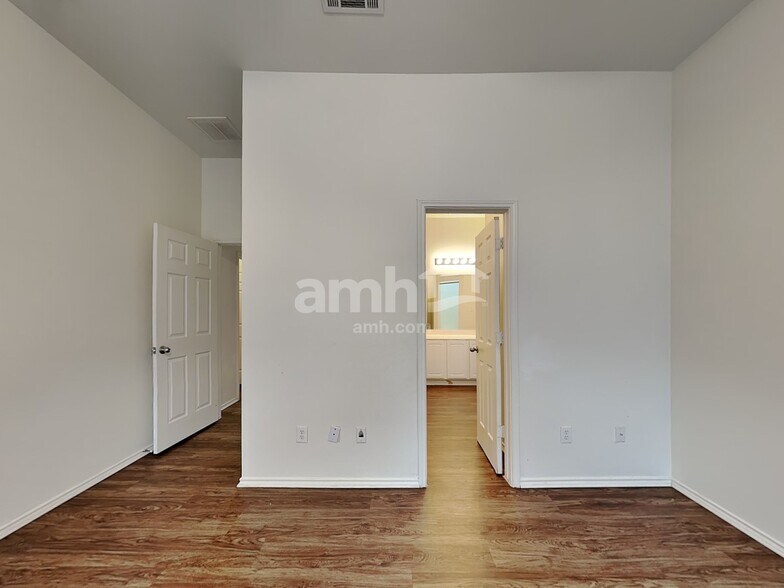 Building Photo - 121 Campos Dr