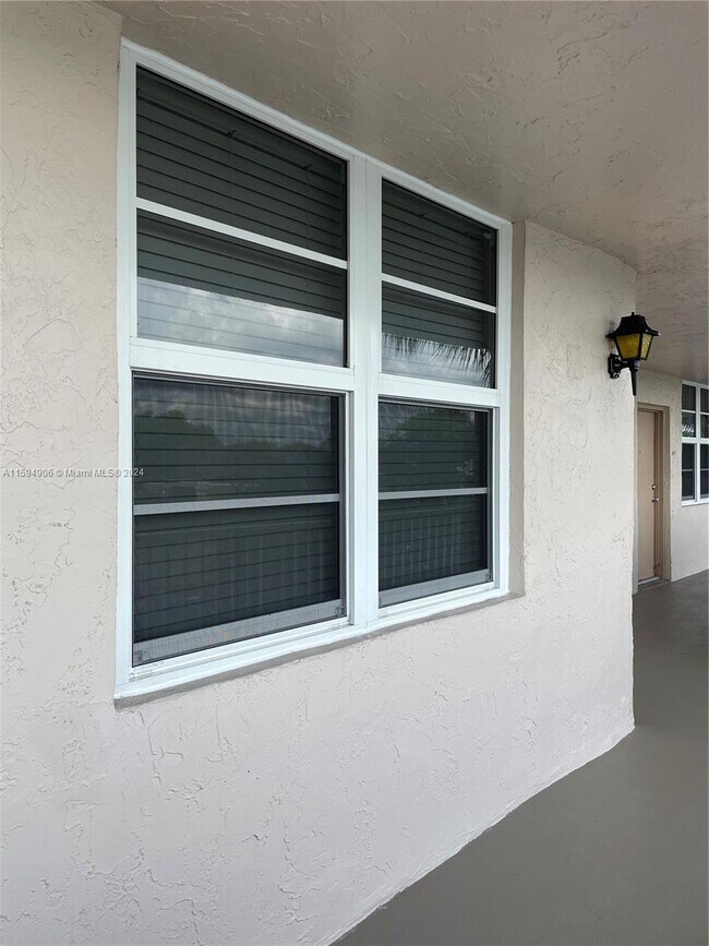 Building Photo - 250 Jacaranda Dr